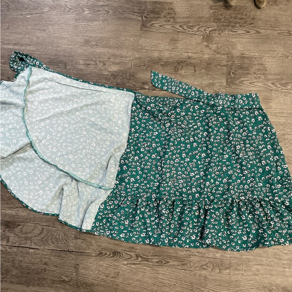 Floral wrap mini skirt - Picture 3 of 7